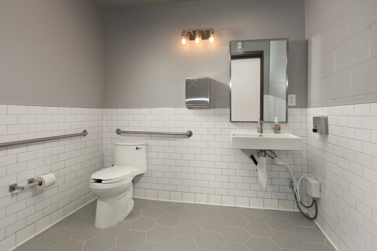 tay vịn inox gắn tường toilet