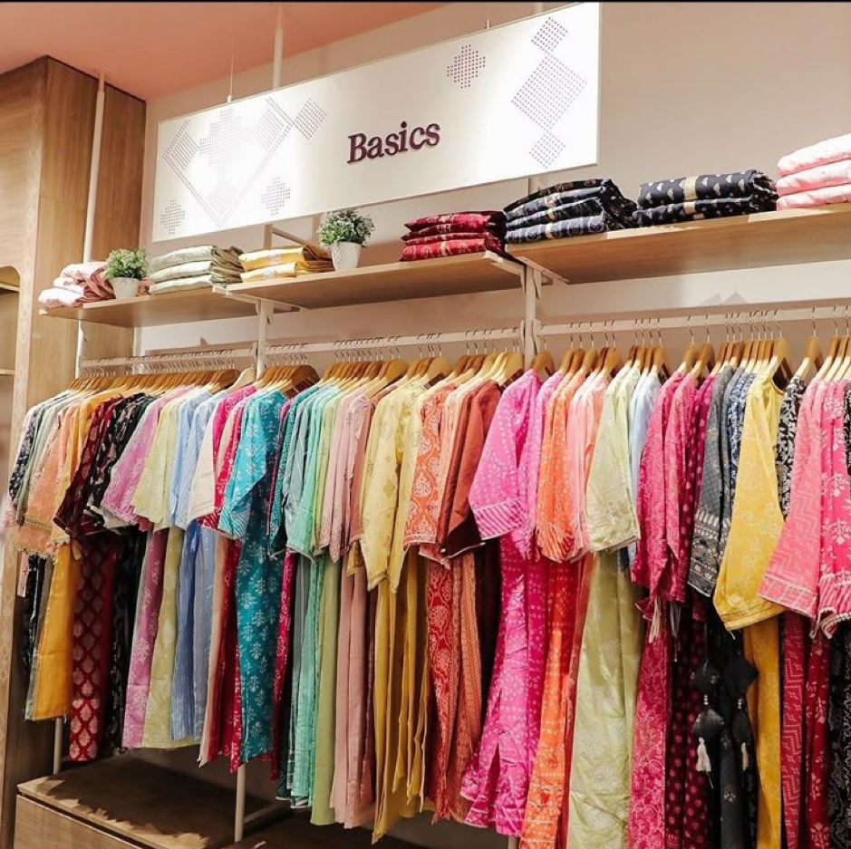 mẫu giá treo quần áo shop thời trang đẹp