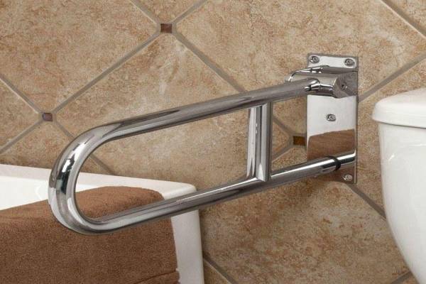 SAI LẦM KHI DÙNG TAY VỊN TOILET: DÙNG SAI MỤC ĐÍCH, LẮP SAI ĐỘ CAO, CHỌN SAI LOẠI